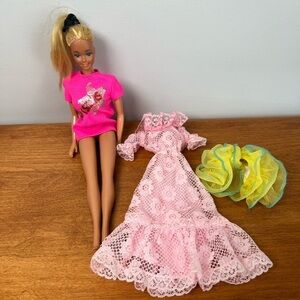 Mattel Vintage Barbie 1966 with Outfits